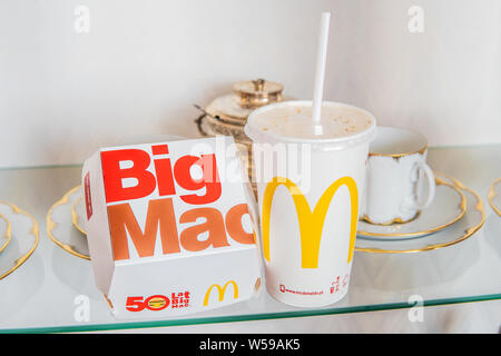 Warschau, Polen, Juli 2018 McDonald's Big Mac 100% reinem Rindfleisch mit erfrischenden Coca-Cola, große gelbe McDonald's M Zeichen, Logo in Schale sandwiched Stockfoto