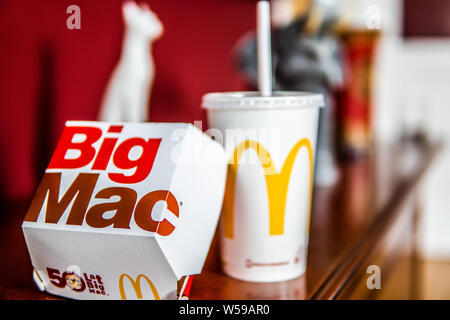 Warschau, Polen, Juli 2018 McDonald's Big Mac 100% reinem Rindfleisch mit erfrischenden Coca-Cola, große gelbe McDonald's M Zeichen, Logo in Schale sandwiched Stockfoto