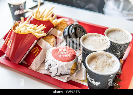 Warschau, Polen, Juli 2018 McDonald's Frühstück mit McMuffin Ei und Speck und Pommes Frites und McCofe Kaffee Set, McDonald's wurde 1940 gegründet. Stockfoto