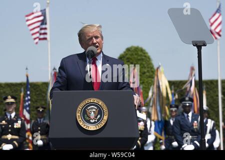 Us-Präsident Donald J. Trumpf spricht während einer vollen Ehren Zeremonie für Verteidigungsminister Dr. Mark T. Esper, im Pentagon, Washington, D.C. Juli 25, 2019, 25. Juli 2019 Willkommen. (DoD Foto von Lisa Ferdinando). () Stockfoto