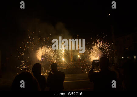 September 2016. Tegueste, SC de Tenerife, Spanien. Traditionelle Feuerwerk auf der Fiestas gerahmt zu Ehren der Jungfrau de los Remedios Tegueste Stockfoto