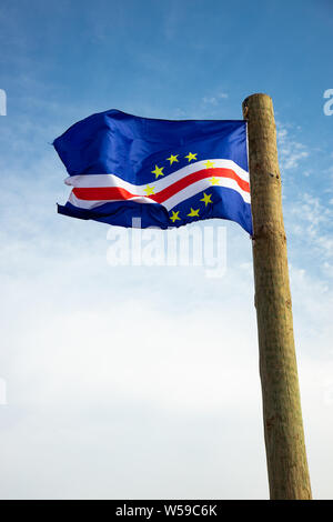 Kap Verde Fähnchen im Wind über einen blauen Himmel Stockfoto