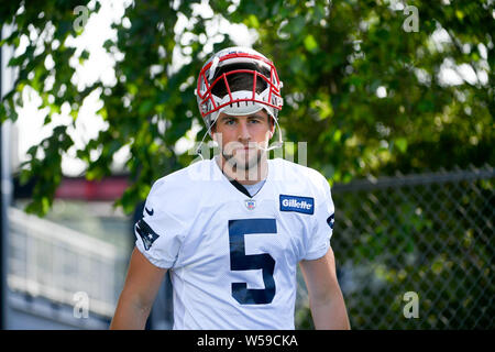 Foxborough, Massachusetts, USA. 26. Juli, 2019. New England Patriots quarterback Danny Etling (5) an die New England Patriots Trainingslager statt auf der Praxis Felder am Gillette Stadium, in Foxborough, Massachusetts. Eric Canha/CSM/Alamy leben Nachrichten Stockfoto