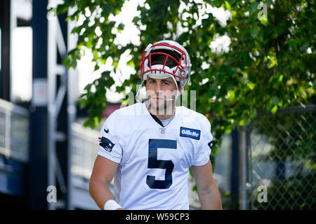 Foxborough, Massachusetts, USA. 26. Juli, 2019. New England Patriots quarterback Danny Etling (5) an die New England Patriots Trainingslager statt auf der Praxis Felder am Gillette Stadium, in Foxborough, Massachusetts. Eric Canha/CSM/Alamy leben Nachrichten Stockfoto