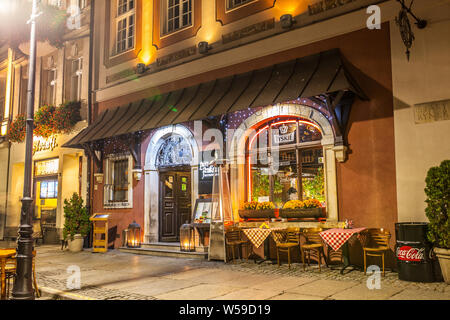 Poznan, Polen, 2017. November: Alter Marktplatz bei Nacht, Restaurant, Bar, PUB, polnische Küche Stockfoto