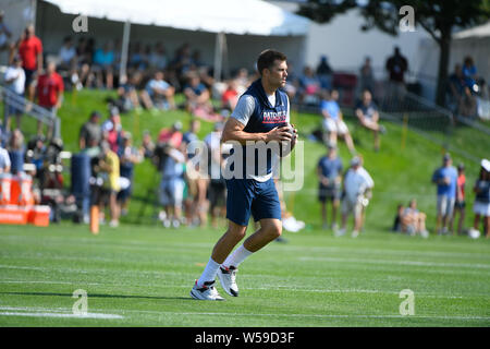 Foxborough, Massachusetts, USA. 26. Juli, 2019. New England Patriots Quarterback Tom Brady (12) an die New England Patriots Trainingslager auf die Praxis Felder am Gillette Stadium statt, in Foxborough, Massachusetts. Eric Canha/CSM/Alamy leben Nachrichten Stockfoto