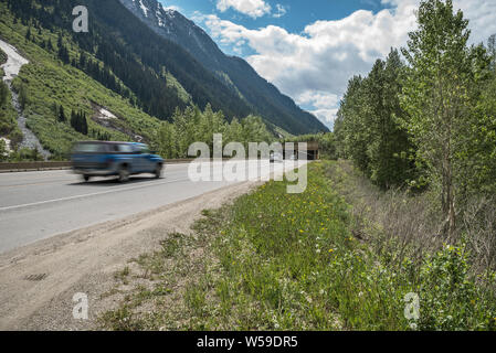 Fahrzeuge sind bei der Einfahrt in Schnee Schuppen in Rogers Pass in Glacer National Park, British Columbia, Kanada Stockfoto