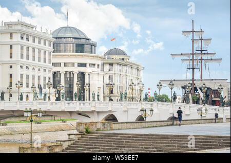 Republik nördlich Skopje, Mazedonien - 27. AUGUST 2018: Steinerne Brücke, eine beliebte Sehenswürdigkeit, überquert den Fluss Vardar. Stockfoto