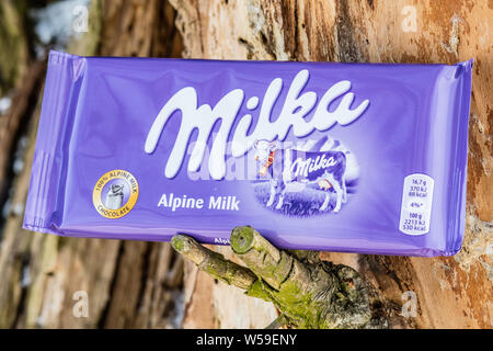 Lodz, Polen, Januar 2017: eine Leiste mit Milka Mondelez Milch Alpenmilch Schokolade mit der lila Kuh, Stamm, Rinde Stockfoto