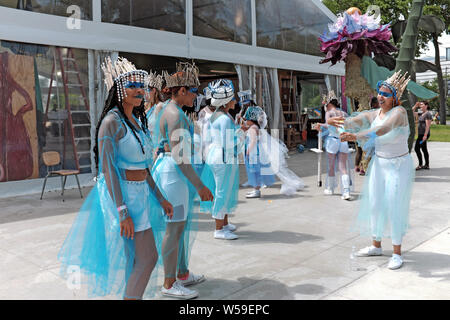 Teilnehmer an der Parade The Circle 2019 in Cleveland, Ohio üben außerhalb des Parade-Workshops auf East Blvd. Stockfoto