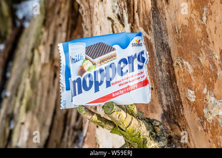 Lodz, Polen, Januar 2017: Knoppers Waffel sandwich gefüllt mit Nougat und Milch creme. Durch die August Storck KG produziert, seit 1983 Stockfoto