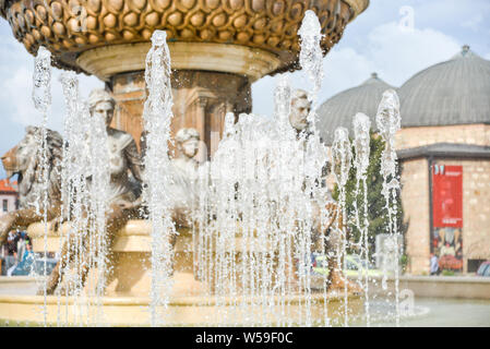 Republik nördlich Skopje, Mazedonien - 27. AUGUST 2018: Wasserstrahl bespritzen vor Statuen an einem Brunnen im alten Viertel der Stadt. Stockfoto