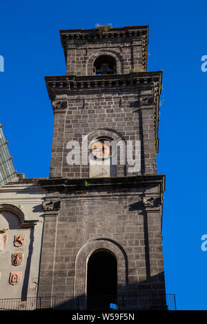 Glockenturm der Basilika von San Lorenzo Maggiore in Neapel Stockfoto