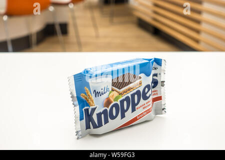 Lodz, Polen, Januar 2017: Knoppers Waffel sandwich gefüllt mit Nougat und Milch creme. Durch die August Storck KG produziert, seit 1983 Stockfoto