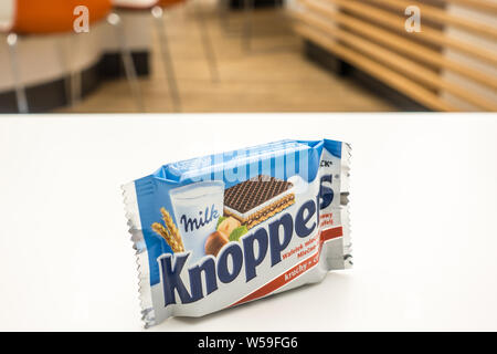 Lodz, Polen, Januar 2017: Knoppers Waffel sandwich gefüllt mit Nougat und Milch creme. Durch die August Storck KG produziert, seit 1983 Stockfoto