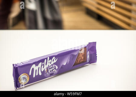 Lodz, Polen, Januar 2017: eine Leiste mit Milka Mondelez Milch Alpenmilch Schokolade mit der lila Kuh, Stamm, Rinde Stockfoto