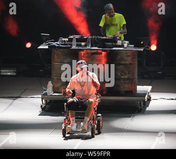 Neapel, Italien. 26. Juli, 2019. Der italienische Rap Rock Sänger und Songwriter Maurizio Pisciottu bekannt als Salmo live während der 'Playlist Sommer Tour" mit DJ Slait hinter ihm zu laut Fest in Neapel. Credit: SOPA Images Limited/Alamy leben Nachrichten Stockfoto