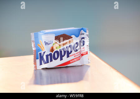 Lodz, Polen, Januar 2017: Knoppers Waffel sandwich gefüllt mit Nougat und Milch creme. Durch die August Storck KG produziert, seit 1983 Stockfoto