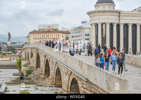 Republik nördlich Skopje, Mazedonien - 27. AUGUST 2018: Fußgänger überqueren der Steinbrücke über den Fluss Vardar von Osten nach Westen, und aus dem Alten cit Stockfoto