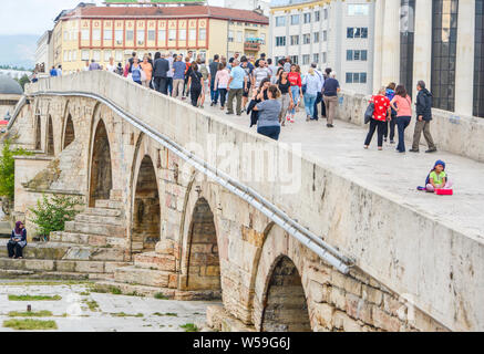 Republik nördlich Skopje, Mazedonien - 27. AUGUST 2018: Fußgänger überqueren der Steinbrücke über den Fluss Vardar von Osten nach Westen, und aus dem Alten cit Stockfoto