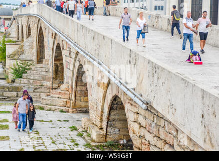 Republik nördlich Skopje, Mazedonien - 27. AUGUST 2018: Fußgänger überqueren der Steinbrücke über den Fluss Vardar von Osten nach Westen, und aus dem Alten cit Stockfoto