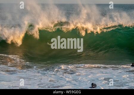 Wasser Fotograf im Ozean durch eine große Welle an der Keil in Newport Beach, Kalifornien Stockfoto