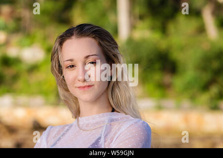 Schöne Frau im Bikini mit langen blonden Haaren Stockfoto