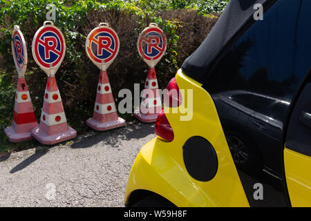 Bukarest, Rumänien - Juli 24, 2019: Wenige keine Parkplätze Kegel sind in der Nähe von einem kleinen Auto in Bukarest zu sehen. Dieses Bild ist nur für den redaktionellen Gebrauch bestimmt. Stockfoto