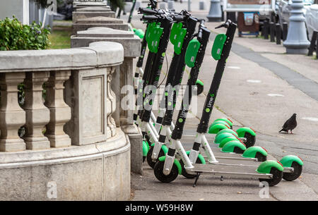 Bukarest, Rumänien - 25. Juli 2019: Mehrere Kalk-S Scooter sind auf einem Bürgersteig in Bukarest geparkt. Dieses Bild ist nur für den redaktionellen Gebrauch bestimmt. Stockfoto
