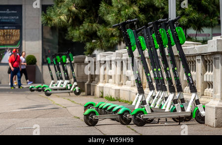 Bukarest, Rumänien - 25. Juli 2019: Mehrere Kalk-S Scooter sind auf einem Bürgersteig in Bukarest geparkt. Dieses Bild ist nur für den redaktionellen Gebrauch bestimmt. Stockfoto