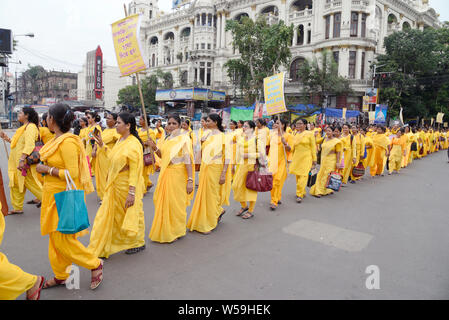 Kolkata, Indien. 26. Juli, 2019. Krankenschwestern von United Hilfsschwester (2. ANM-R) Mitarbeiter Verband an einer Rallye für ihre fünf Forderungen. Credit: Saikat Paul/Pacific Press/Alamy leben Nachrichten Stockfoto