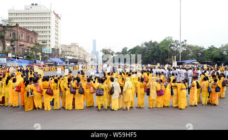 Kolkata, Indien. 26. Juli, 2019. Krankenschwestern von United Hilfsschwester (2. ANM-R) Mitarbeiter verband die Straße während ihren Protest gegen die Regierung von Westbengalen blockieren. Credit: Saikat Paul/Pacific Press/Alamy leben Nachrichten Stockfoto