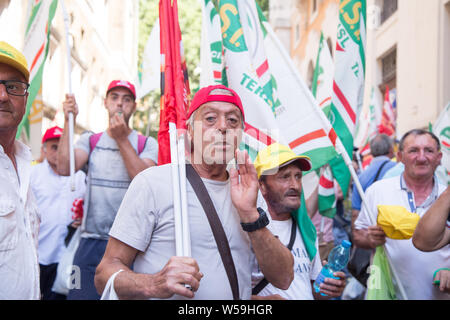 Roma, Italien. 26. Juli, 2019. Demonstration organisieren, indem Hunderte von Arbeitern der Manital Konsortium, der nicht ihr Gehalt seit Mai letzten Jahres erhalten haben, bevor das Ministerium für wirtschaftliche Entwicklung in Rom. Credit: Matteo Nardone/Pacific Press/Alamy leben Nachrichten Stockfoto