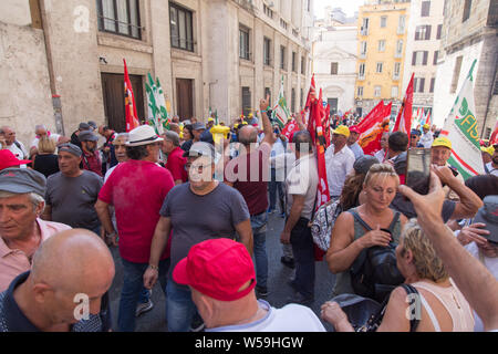 Roma, Italien. 26. Juli, 2019. Demonstration organisieren, indem Hunderte von Arbeitern der Manital Konsortium, der nicht ihr Gehalt seit Mai letzten Jahres erhalten haben, bevor das Ministerium für wirtschaftliche Entwicklung in Rom. Credit: Matteo Nardone/Pacific Press/Alamy leben Nachrichten Stockfoto