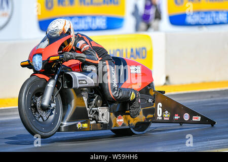 Sonoma, Kalifornien, USA. 26. Juli, 2019. Andrew Hines startet seine Harley Davidson während der Nhra Sonoma Staatsangehörigen an der Sonoma Raceway in Sonoma, Kalifornien. Chris Brown/CSM/Alamy leben Nachrichten Stockfoto