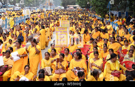 Kolkata, Indien. 26. Juli, 2019. Krankenschwestern von United Hilfsschwester (2. ANM-R) Mitarbeiter Verband an einer Rallye für ihre fünf Forderungen. Credit: Saikat Paul/Pacific Press/Alamy leben Nachrichten Stockfoto