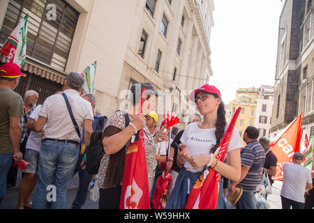 Roma, Italien. 26. Juli, 2019. Demonstration organisieren, indem Hunderte von Arbeitern der Manital Konsortium, der nicht ihr Gehalt seit Mai letzten Jahres erhalten haben, bevor das Ministerium für wirtschaftliche Entwicklung in Rom. Credit: Matteo Nardone/Pacific Press/Alamy leben Nachrichten Stockfoto