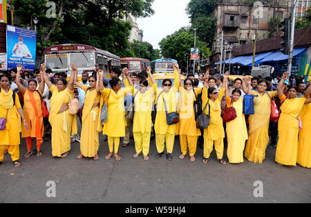 Kolkata, Indien. 26. Juli, 2019. Krankenschwestern von United Hilfsschwester (2. ANM-R) Mitarbeiter verband die Straße während ihren Protest gegen die Regierung von Westbengalen blockieren. Credit: Saikat Paul/Pacific Press/Alamy leben Nachrichten Stockfoto