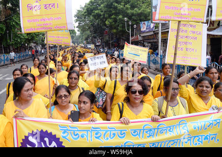 Kolkata, Indien. 26. Juli, 2019. Krankenschwestern von United Hilfsschwester (2. ANM-R) Mitarbeiter Verband an einer Rallye für ihre fünf Forderungen. Credit: Saikat Paul/Pacific Press/Alamy leben Nachrichten Stockfoto