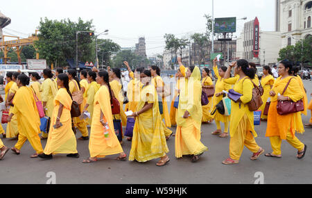 Kolkata, Indien. 26. Juli, 2019. Krankenschwestern von United Hilfsschwester (2. ANM-R) Mitarbeiter Verband an einer Rallye für ihre fünf Forderungen. Credit: Saikat Paul/Pacific Press/Alamy leben Nachrichten Stockfoto