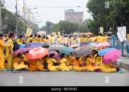 Kolkata, Indien. 26. Juli, 2019. Krankenschwestern von United Hilfsschwester (2. ANM-R) Mitarbeiter Verband an einer Rallye für ihre fünf Forderungen. Credit: Saikat Paul/Pacific Press/Alamy leben Nachrichten Stockfoto