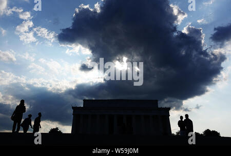 Washington, DC, USA. 26th July, 2019. Tourists visit the Lincoln Memorial in Washington, DC, the United States, July 26, 2019. Credit: Liu Jie/Xinhua/Alamy Live News Stockfoto