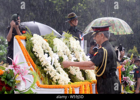 Kolkata, Indien. 26. Juli, 2019. GOC in Chief, Ost Befehl Lt Gen M.M.Naravane würdigt die Märtyrer während der kargil Diiwas Beobachtung. Credit: Saikat Paul/Pacific Press/Alamy leben Nachrichten Stockfoto