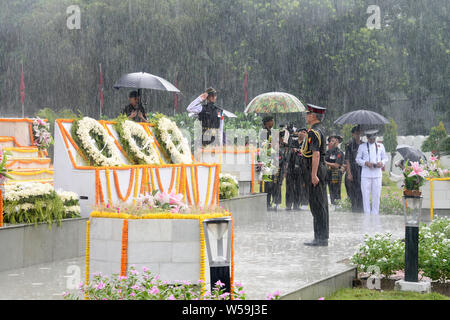 Kolkata, Indien. 26. Juli, 2019. GOC in Chief, Ost Befehl Lt Gen M.M.Naravane würdigt die Märtyrer während der kargil Diiwas Beobachtung. Credit: Saikat Paul/Pacific Press/Alamy leben Nachrichten Stockfoto