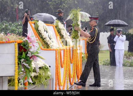 Kolkata, Indien. 26. Juli, 2019. GOC in Chief, Ost Befehl Lt Gen M.M.Naravane würdigt die Märtyrer während der kargil Diiwas Beobachtung. Credit: Saikat Paul/Pacific Press/Alamy leben Nachrichten Stockfoto