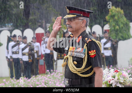 Kolkata, Indien. 26. Juli, 2019. GOC in Chief, Ost Befehl Lt Gen M.M.Naravane würdigt die Märtyrer während der kargil Diiwas Beobachtung. Credit: Saikat Paul/Pacific Press/Alamy leben Nachrichten Stockfoto