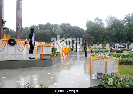 Kolkata, Indien. 26. Juli, 2019. GOC in Chief, Ost Befehl Lt Gen M.M.Naravane würdigt die Märtyrer während der kargil Diiwas Beobachtung. Credit: Saikat Paul/Pacific Press/Alamy leben Nachrichten Stockfoto