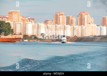 Das Boot fährt mit hoher Geschwindigkeit in der Gegend des Amur, Chabarowsk, Russland Stockfoto