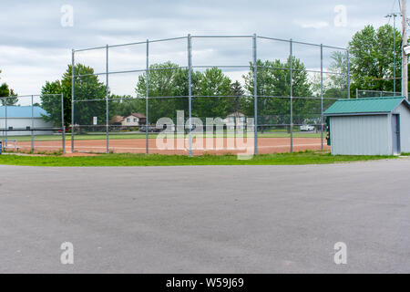"Brighton, Ontario/Kanada - 08/19/2019: Baseball oder Softball Diamanten durch einen Zaun im Park in einer kleinen Stadt in der kanadischen Stadt Brighton in der Nähe von Pesquile Stockfoto
