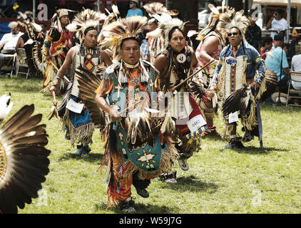 Winnebago, Nebraska, USA. 26. Juli, 2019. Verschiedene Indianerstämme beteiligen sich an der großen Eingang an die 153 aufeinander folgenden jährlichen Winnebago Pow Wow, ehrt die Rückkehr des Krieges Chief wenig Priester und seine Krieger der Firma ''A'' Fort Omaha Nebraska Freiwilligen, die Pfadfinder Pfadfinder waren für die USA Golgatha von 1863-66, in der Winnebago, NE Freitag, 26. Juli 2019. Quelle: Jerry Mennenga/ZUMA Draht/Alamy leben Nachrichten Stockfoto